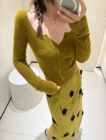 Ženski pleteni kardigan, slim fit, polu-visoki ovratnik, mješavina vuna-nylon (50–70% ovčja vuna, 30–50% nylon), kratka duljina (40–50 cm)