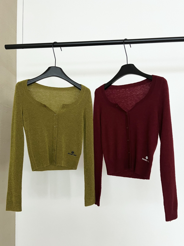 Ženski pleteni kardigan, slim fit, polu-visoki ovratnik, mješavina vuna-nylon (50–70% ovčja vuna, 30–50% nylon), kratka duljina (40–50 cm)