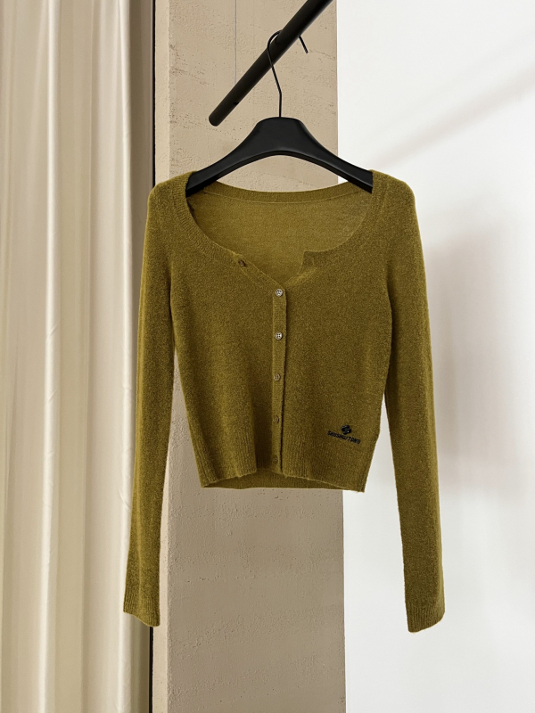 Ženski pleteni kardigan, slim fit, polu-visoki ovratnik, mješavina vuna-nylon (50–70% ovčja vuna, 30–50% nylon), kratka duljina (40–50 cm)