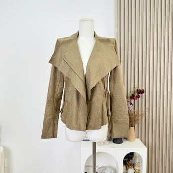 Jachetă scurtă din velur cu guler mare și design neregulat, croială ajustată; material velur, guler halter, fermoar, mâneci lungi, grosime medie