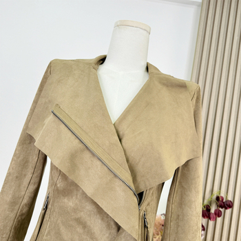 Jachetă scurtă din velur cu guler mare și design neregulat, croială ajustată; material velur, guler halter, fermoar, mâneci lungi, grosime medie