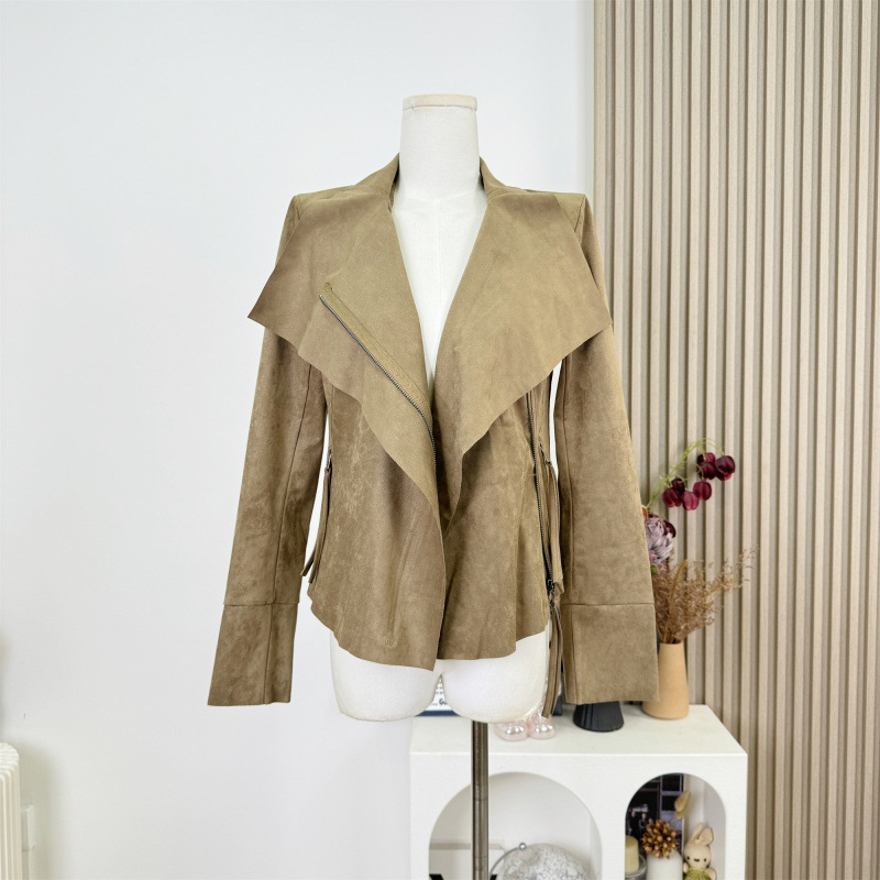 Jachetă scurtă din velur cu guler mare și design neregulat, croială ajustată; material velur, guler halter, fermoar, mâneci lungi, grosime medie