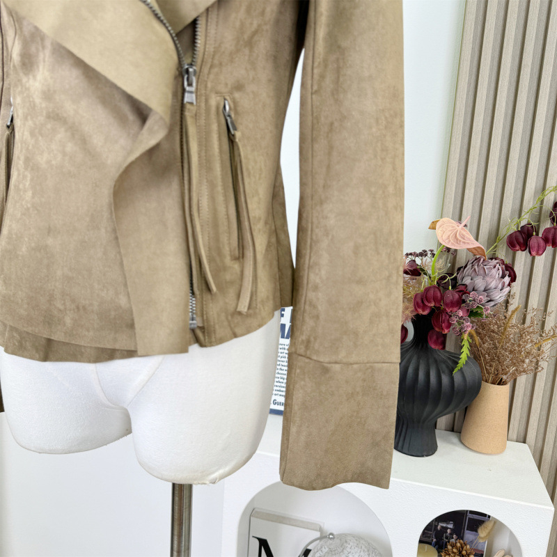 Jachetă scurtă din velur cu guler mare și design neregulat, croială ajustată; material velur, guler halter, fermoar, mâneci lungi, grosime medie