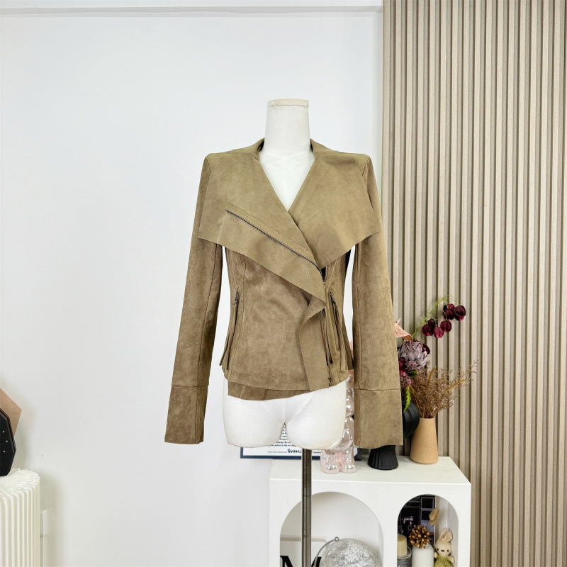 Jachetă scurtă din velur cu guler mare și design neregulat, croială ajustată; material velur, guler halter, fermoar, mâneci lungi, grosime medie