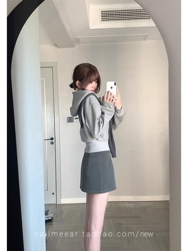 Hanorac-cardigan damă cu glugă, croială scurtă, uni, mâneci tip bat, fermoar, amestec bumbac-poliester, toamnă 2025