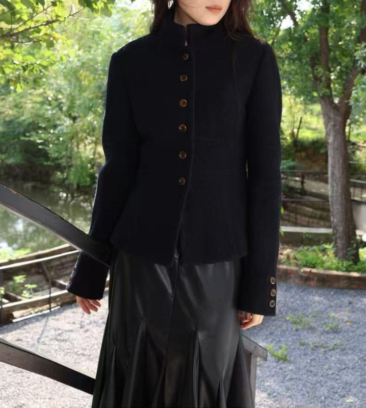 Дамско палто от памук-полиестер смес с талия и структурен дизайн, средна плътност, кръгла яка, къс модел