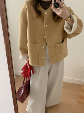 Palto din lână cu două fețe, fără guler, închidere cu nasturi pe un rând, croială lejeră, lungime scurtă, stil toamnă-iarnă