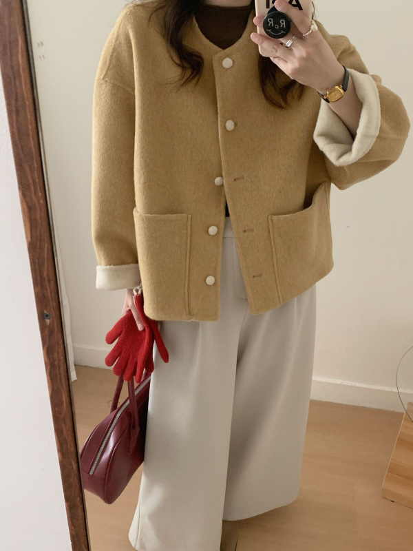 Palto din lână cu două fețe, fără guler, închidere cu nasturi pe un rând, croială lejeră, lungime scurtă, stil toamnă-iarnă