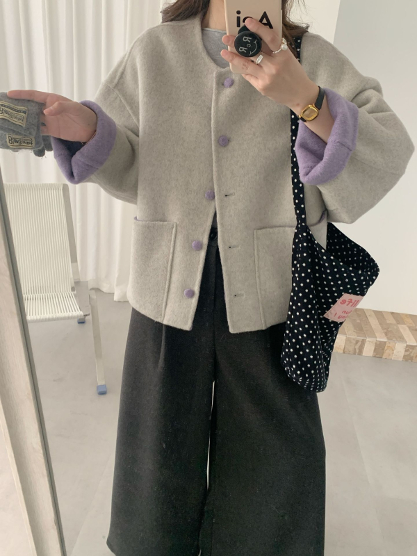 Palto din lână cu două fețe, fără guler, închidere cu nasturi pe un rând, croială lejeră, lungime scurtă, stil toamnă-iarnă