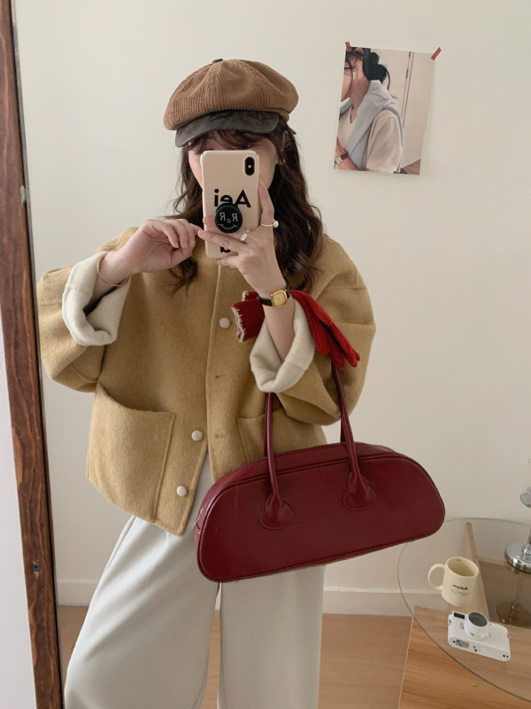 Palto din lână cu două fețe, fără guler, închidere cu nasturi pe un rând, croială lejeră, lungime scurtă, stil toamnă-iarnă