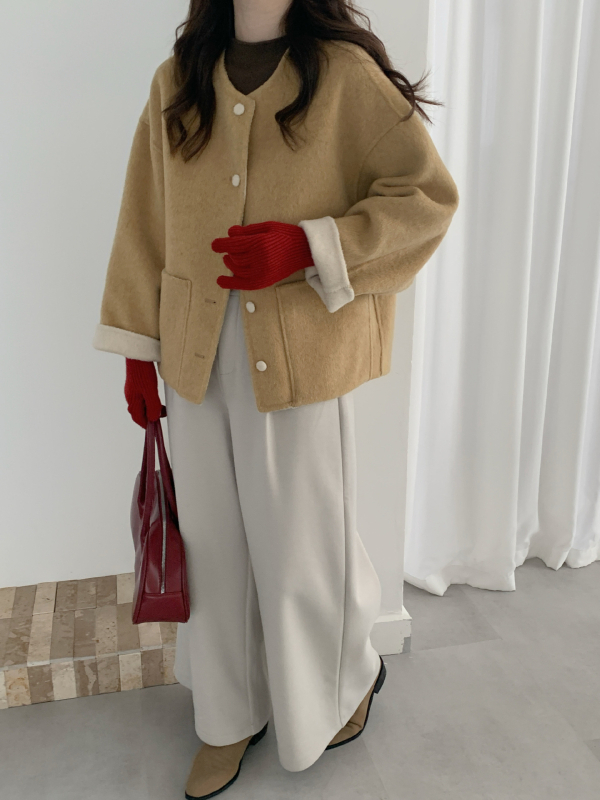 Palto din lână cu două fețe, fără guler, închidere cu nasturi pe un rând, croială lejeră, lungime scurtă, stil toamnă-iarnă