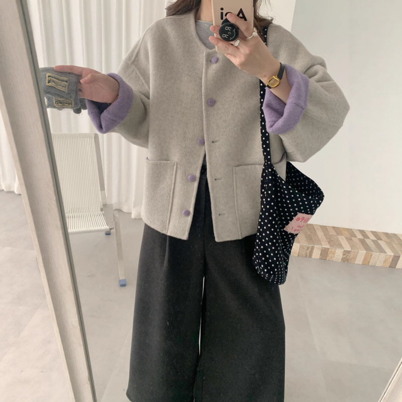 Palto din lână cu două fețe, fără guler, închidere cu nasturi pe un rând, croială lejeră, lungime scurtă, stil toamnă-iarnă