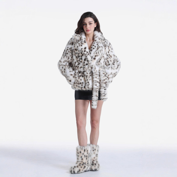 Ženski kaput od umjetne krznene kože s leopard printom, dugački kroj, 80–100 cm, rever ovratnik, zatvaranje s tri gumba u dvostrukom redu