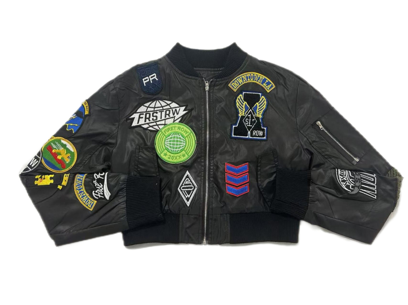 Női baseballdzseki hímzett betűkkel, Oxford anyag, poliészter-pamut keverék, szabályos ujjú, cipzár előre