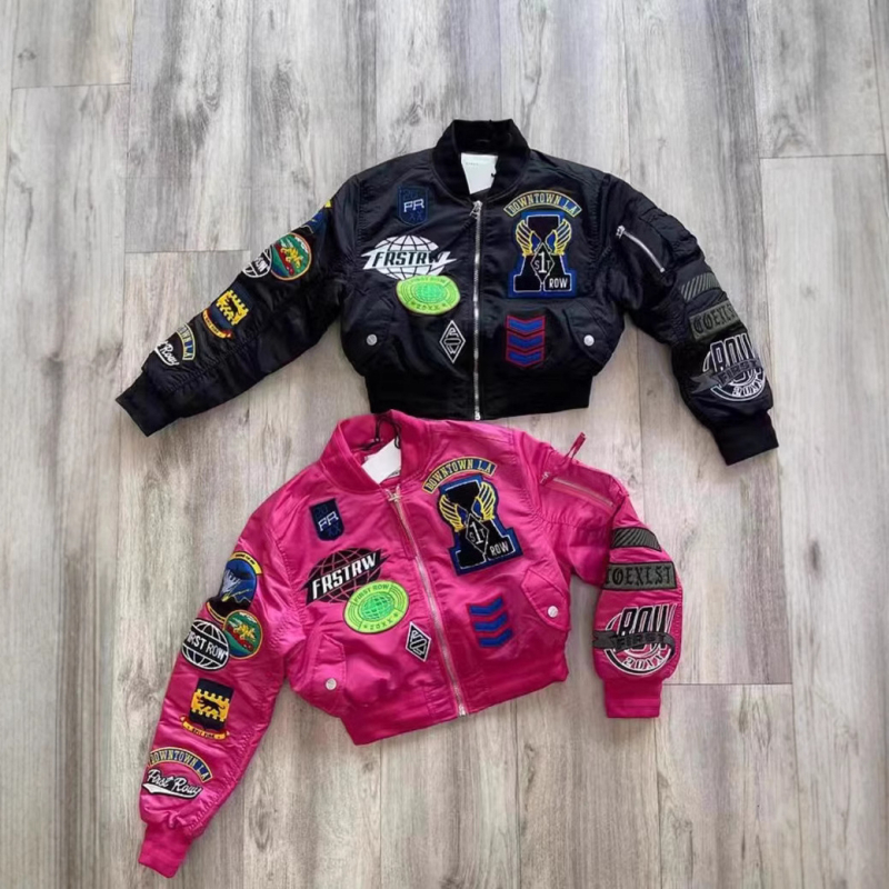 Női baseballdzseki hímzett betűkkel, Oxford anyag, poliészter-pamut keverék, szabályos ujjú, cipzár előre