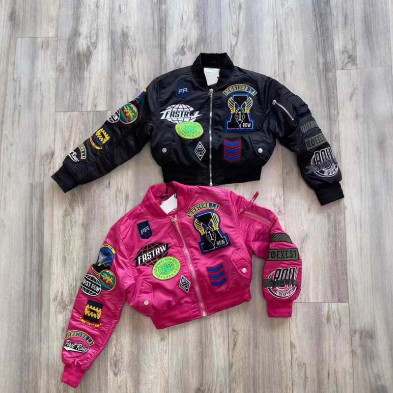 Női baseballdzseki hímzett betűkkel, Oxford anyag, poliészter-pamut keverék, szabályos ujjú, cipzár előre