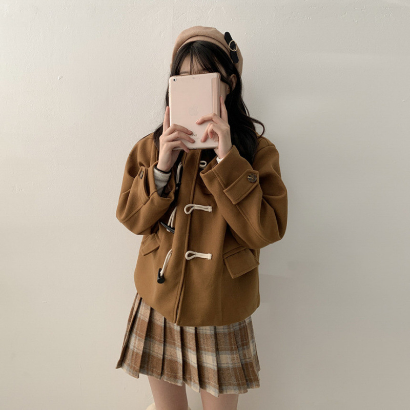 Ženski vuneni kaput s kapuljačom, kopčanje na tip toggle, široka silueta, kratka duljina, jednobojna boja