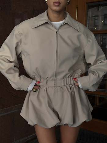 Női rövid dzseki cipzárral, galléros kialakítású Lapel stílus, laza szabás, poliészter 90–95%