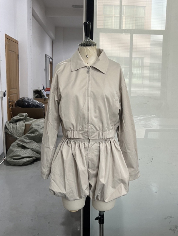 Női rövid dzseki cipzárral, galléros kialakítású Lapel stílus, laza szabás, poliészter 90–95%