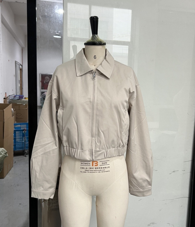 Női rövid dzseki cipzárral, galléros kialakítású Lapel stílus, laza szabás, poliészter 90–95%