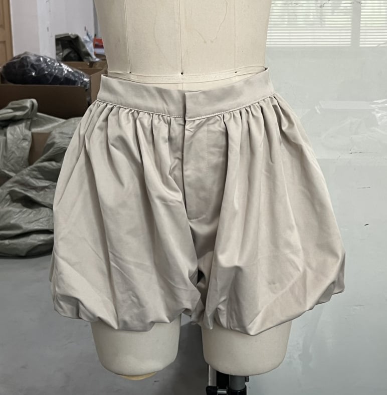 Női rövid dzseki cipzárral, galléros kialakítású Lapel stílus, laza szabás, poliészter 90–95%