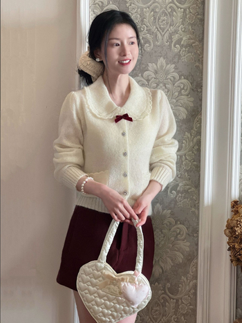 Cardigan od vunene mohair pređe, jednobojni pleteni komad, doll collar, uska kroja, dugi rukavi