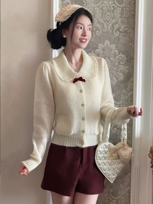 Cardigan od vunene mohair pređe, jednobojni pleteni komad, doll collar, uska kroja, dugi rukavi