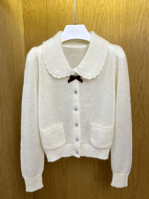Cardigan od vunene mohair pređe, jednobojni pleteni komad, doll collar, uska kroja, dugi rukavi