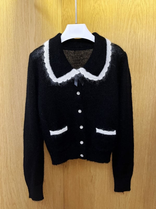 Cardigan od vunene mohair pređe, jednobojni pleteni komad, doll collar, uska kroja, dugi rukavi