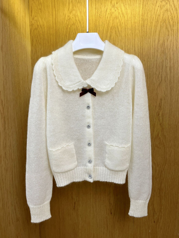 Cardigan od vunene mohair pređe, jednobojni pleteni komad, doll collar, uska kroja, dugi rukavi