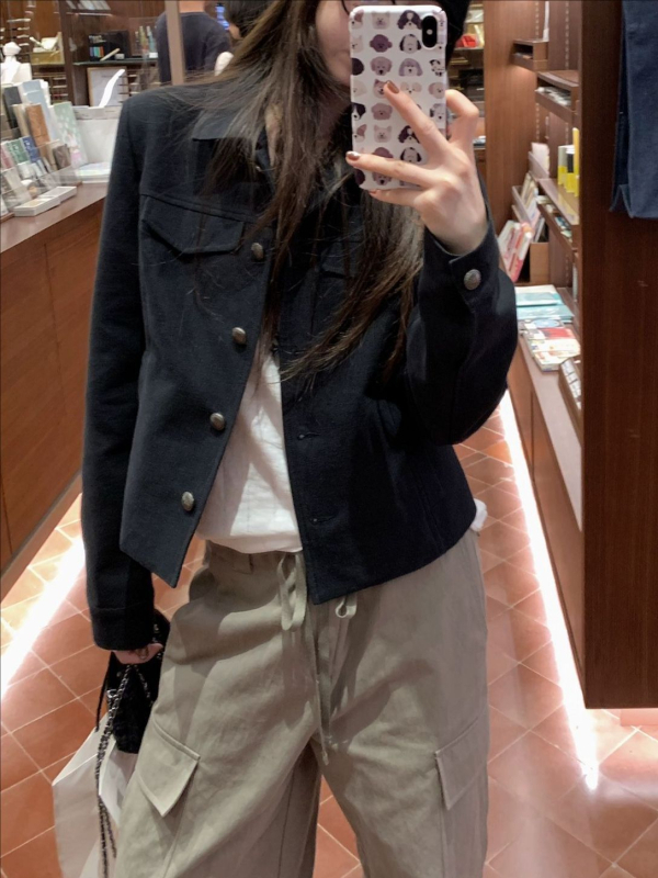 Kényelmes kabát koreai galléval, pamut-poliészter keverék, klasszikus ujjak, ősz 2025