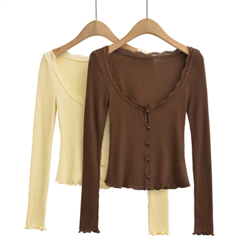 Cardigan od pletenog viskoznog vlakna s elastanom, četvrtasti ovratnik, dugi rukavi, uski kroj, kratka duljina