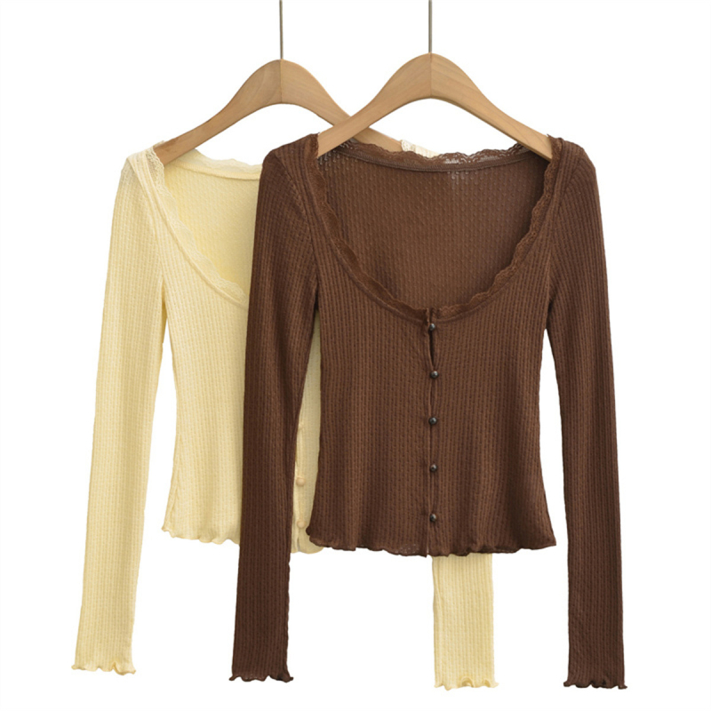Cardigan od pletenog viskoznog vlakna s elastanom, četvrtasti ovratnik, dugi rukavi, uski kroj, kratka duljina