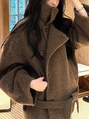 Palton damă din lână, lungime scurtă, croială lejeră, guler rever, mâneci lungi, închidere cu nasturi dubli, țesătură din lână 30–50%, grosime mare, iarnă 2024, stil urban pentru navetă