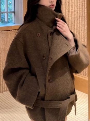 Palton damă din lână, lungime scurtă, croială lejeră, guler rever, mâneci lungi, închidere cu nasturi dubli, țesătură din lână 30–50%, grosime mare, iarnă 2024, stil urban pentru navetă