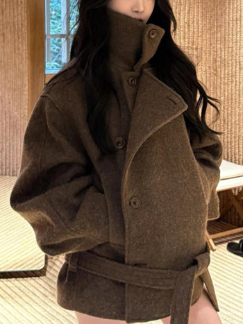 Palton damă din lână, lungime scurtă, croială lejeră, guler rever, mâneci lungi, închidere cu nasturi dubli, țesătură din lână 30–50%, grosime mare, iarnă 2024, stil urban pentru navetă