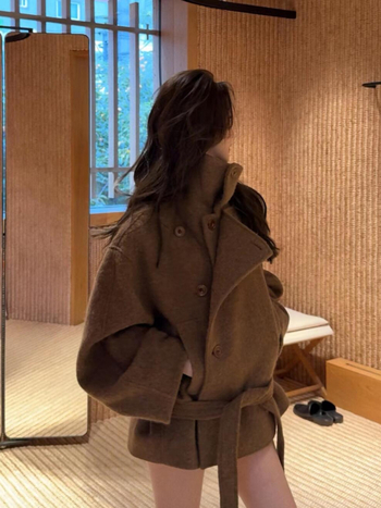 Palton damă din lână, lungime scurtă, croială lejeră, guler rever, mâneci lungi, închidere cu nasturi dubli, țesătură din lână 30–50%, grosime mare, iarnă 2024, stil urban pentru navetă