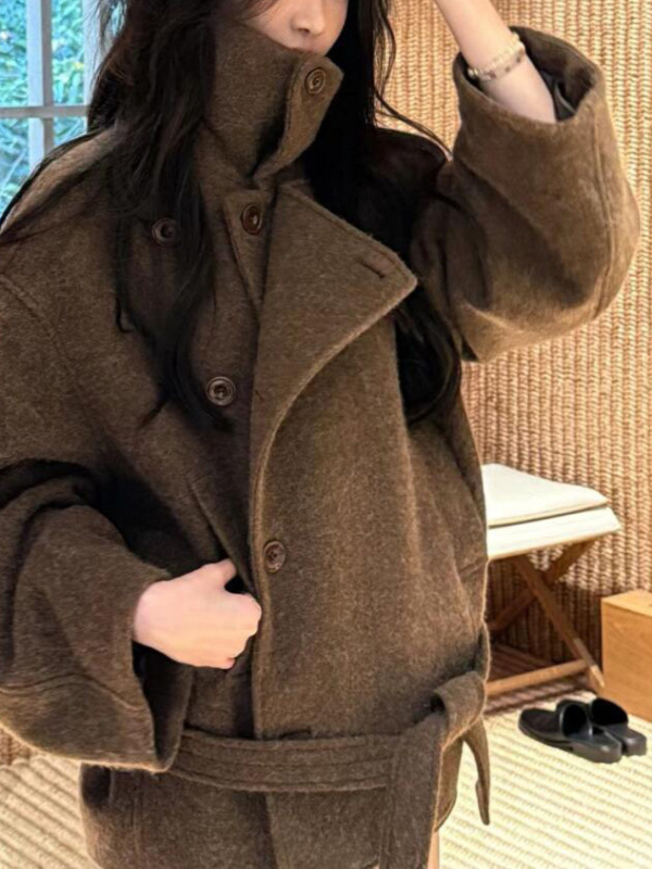 Palton damă din lână, lungime scurtă, croială lejeră, guler rever, mâneci lungi, închidere cu nasturi dubli, țesătură din lână 30–50%, grosime mare, iarnă 2024, stil urban pentru navetă