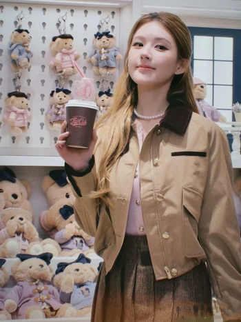 Női szett: dzseki és szoknya, japán/koreai casual stílusban – szabályos ujjú, polo gallér, pamut-poliészter keverék (50–70% pamut, 30–50% poliészter), laza szabás, cipzár