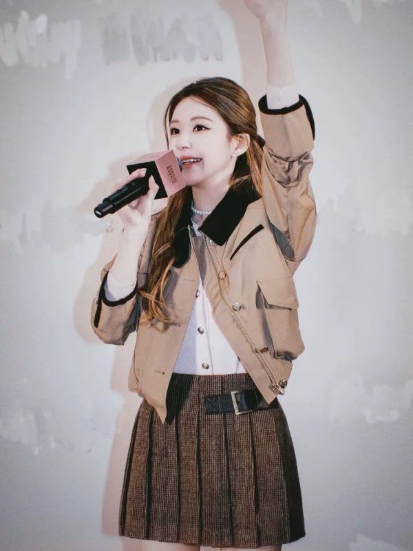 Női szett: dzseki és szoknya, japán/koreai casual stílusban – szabályos ujjú, polo gallér, pamut-poliészter keverék (50–70% pamut, 30–50% poliészter), laza szabás, cipzár