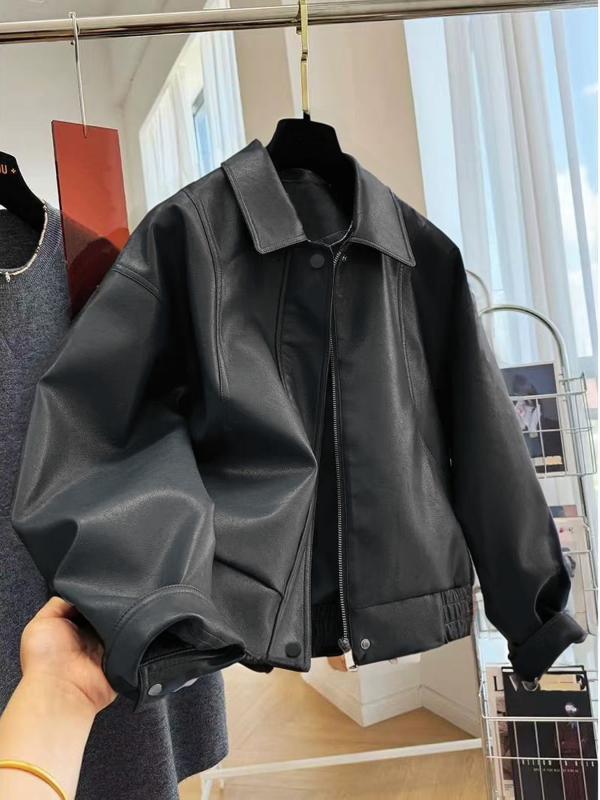 Női bőrdzseki reveres nyakkal, cipzáros záródás, dolman ujjú, lazább szabás, PU anyag, téli 2025