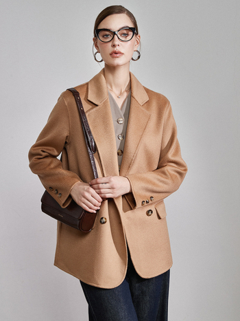 Palton damă din tweed cu lână și cașmir, textură valuri de apă, lungime scurtă, guler sacou, mâneci lungi, deschidere cu două rânduri de catarame