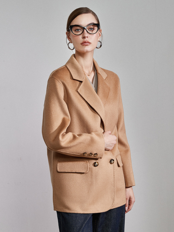 Palton damă din tweed cu lână și cașmir, textură valuri de apă, lungime scurtă, guler sacou, mâneci lungi, deschidere cu două rânduri de catarame