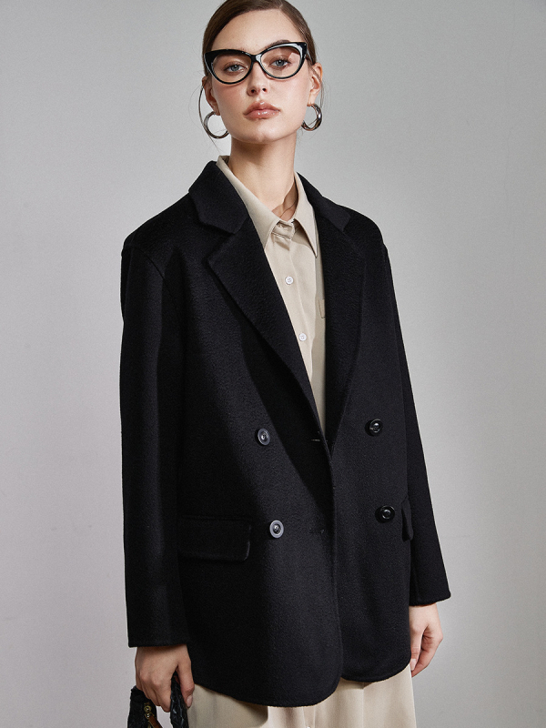 Palton damă din tweed cu lână și cașmir, textură valuri de apă, lungime scurtă, guler sacou, mâneci lungi, deschidere cu două rânduri de catarame