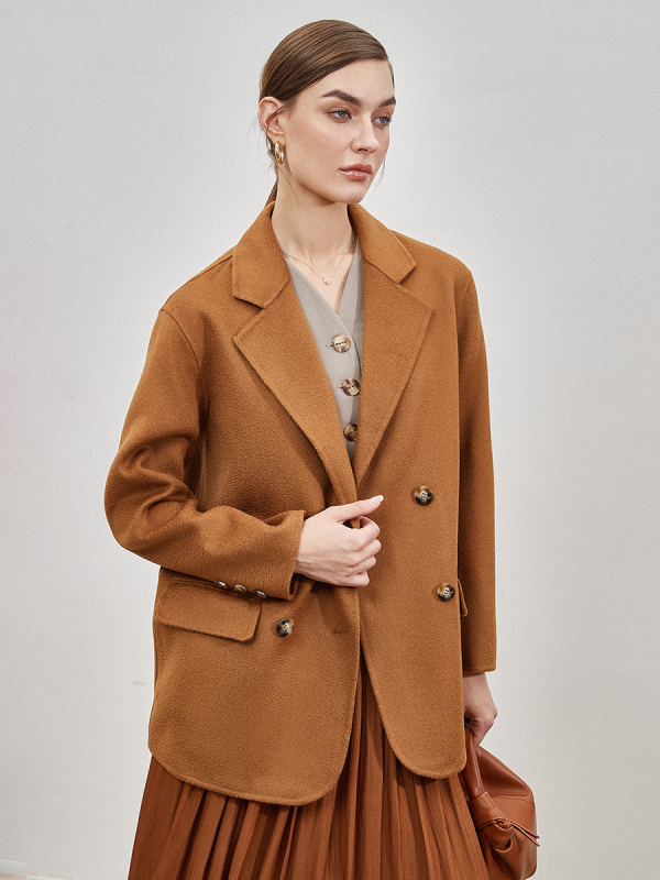 Palton damă din tweed cu lână și cașmir, textură valuri de apă, lungime scurtă, guler sacou, mâneci lungi, deschidere cu două rânduri de catarame