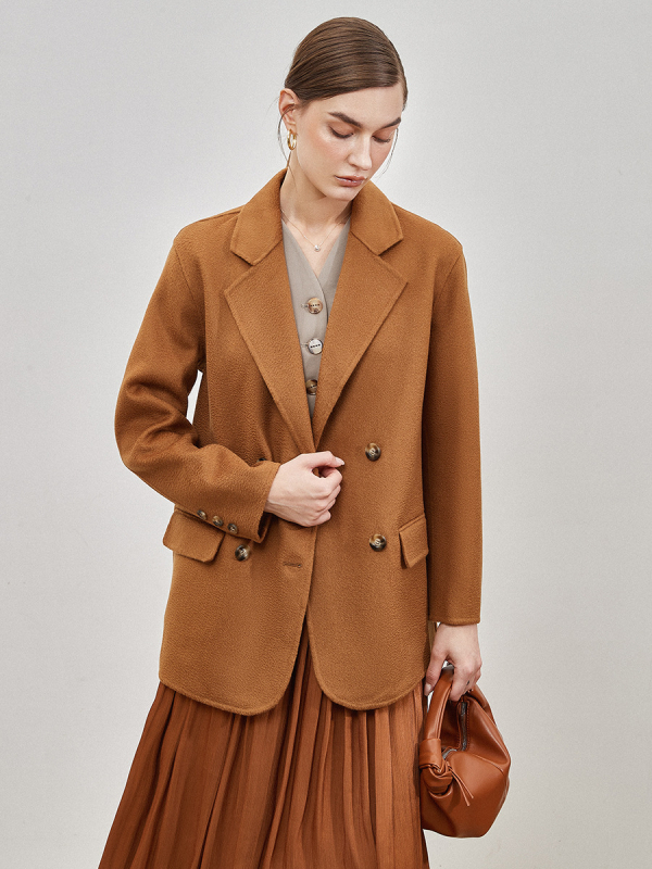 Palton damă din tweed cu lână și cașmir, textură valuri de apă, lungime scurtă, guler sacou, mâneci lungi, deschidere cu două rânduri de catarame