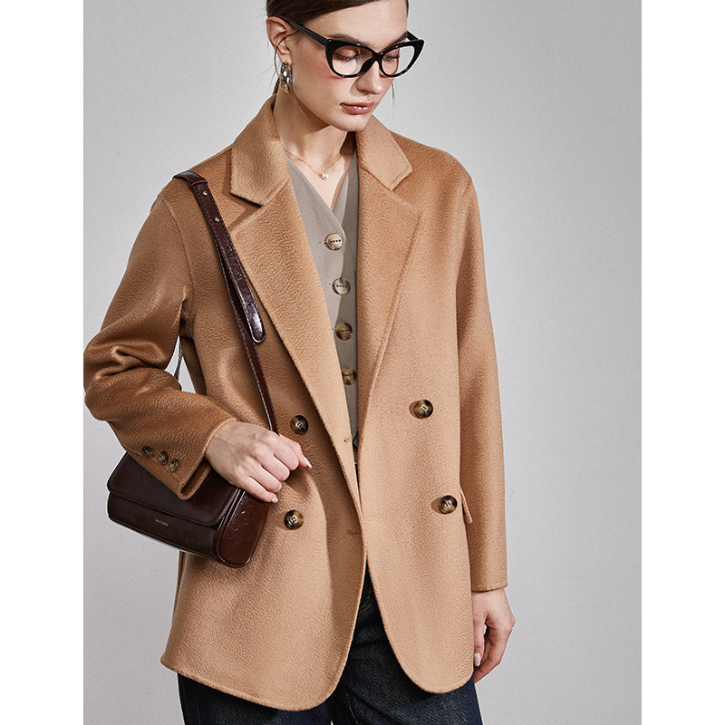 Palton damă din tweed cu lână și cașmir, textură valuri de apă, lungime scurtă, guler sacou, mâneci lungi, deschidere cu două rânduri de catarame