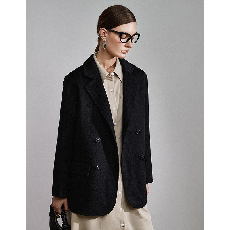 Palton damă din tweed cu lână și cașmir, textură valuri de apă, lungime scurtă, guler sacou, mâneci lungi, deschidere cu două rânduri de catarame