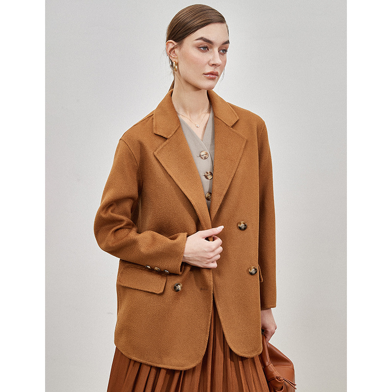 Palton damă din tweed cu lână și cașmir, textură valuri de apă, lungime scurtă, guler sacou, mâneci lungi, deschidere cu două rânduri de catarame