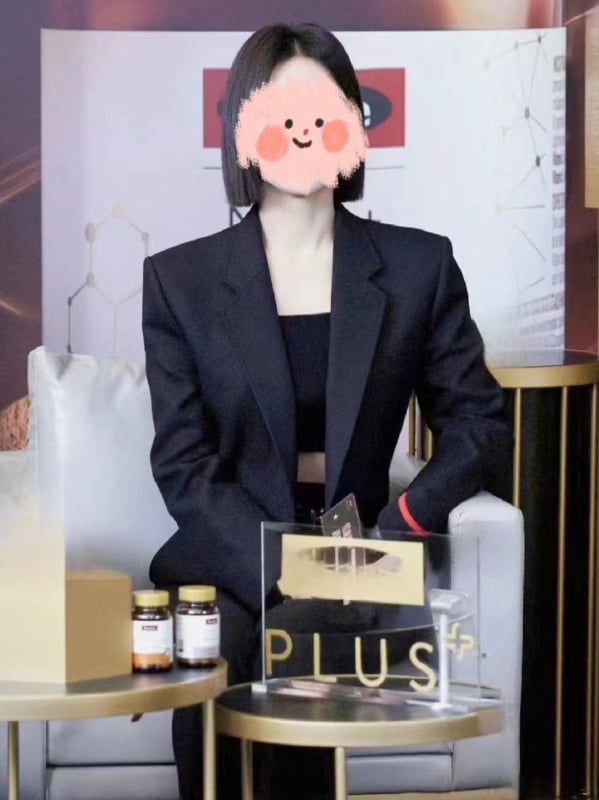 Női karcsúsított blézer öltöny gallérral, rövid fazon, egygombos záródás, poliészter anyag